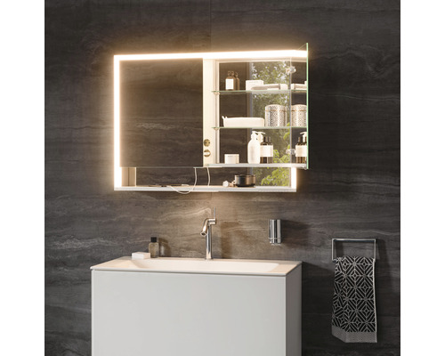 Salle de bains moderne avec meuble sous-lavabo, robinet de lavabo et armoire de toilette éclairée