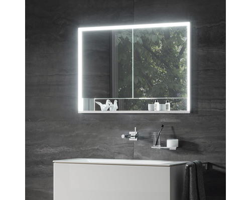 Salle de bain avec armoire de toilette éclairée, lavabo et robinetterie