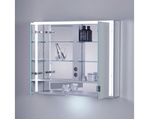 Armoire de toilette ouverte avec étagères en verre et éclairage pour ranger les articles de salle de bain