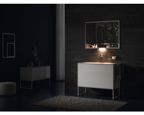 Salle de bain moderne avec meuble-lavabo, armoire de toilette et décoration élégante