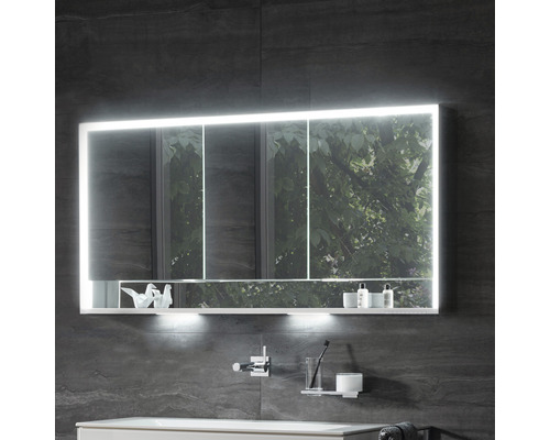 Beleuchteter Spiegelschrank mit Ablage im Badezimmer