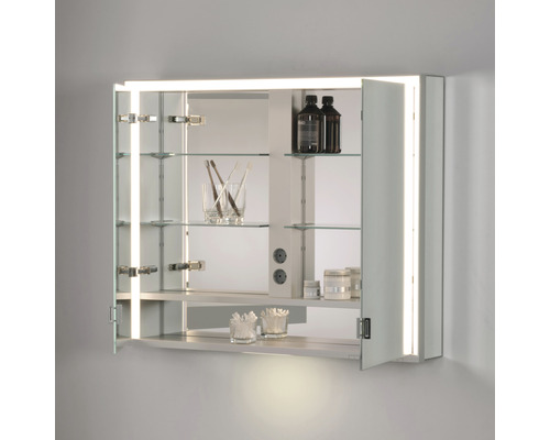 Armoire de toilette ouverte avec éclairage, étagères en verre et articles de salle de bain