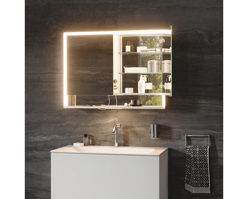 Salle de bain moderne avec armoire de toilette éclairée et lavabo