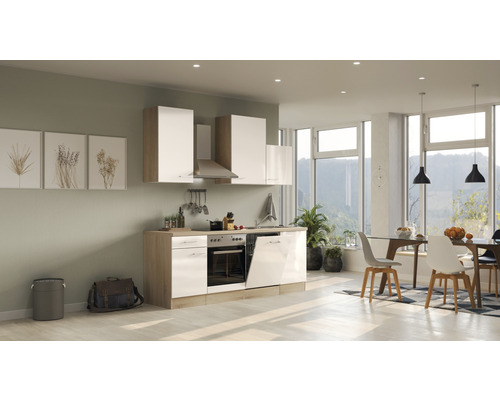 Helle Küche mit Einbaugeräten und Essbereich in modernem Design.