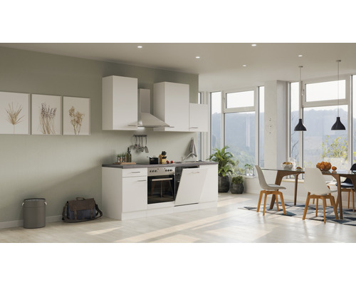 Helle Küche mit weißen Schränken, Dunstabzugshaube und Essbereich