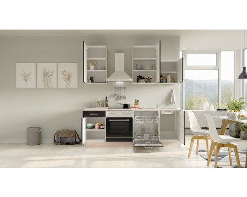 Helle Küche mit Küchenschränken, Herd, Spüle und Geschirrspüler in einem geräumigen Raum.