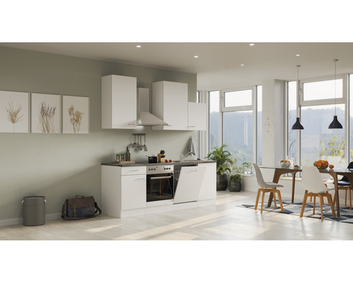 Helles modernes Küchendesign mit weißen Schränken, Esstisch und Stühlen in einem geräumigen Raum.