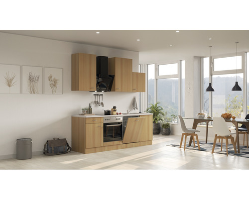 Cuisine lumineuse avec placards intégrés, hotte aspirante et table à manger dans une pièce spacieuse.