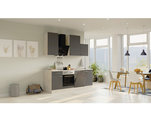 Cuisine lumineuse avec table à manger et grandes fenêtres pour beaucoup de lumière naturelle