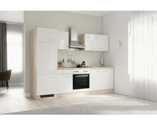 Cuisine lumineuse avec armoires blanches et hotte en acier inoxydable