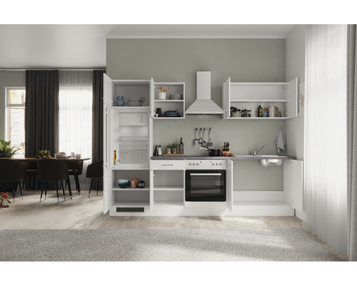 Kompakte Küchenzeile mit Spüle, Herd, Ofen, Dunstabzugshaube und Kühlschrank in einem hellen Raum.