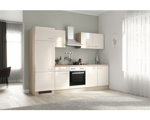 Cuisine complète avec armoires suspendues, hotte aspirante et cuisinière intégrée dans une pièce lumineuse et moderne.