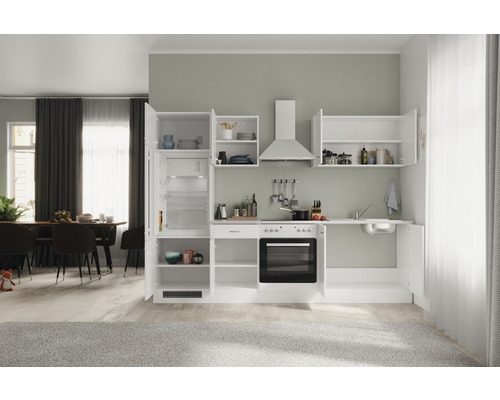 Helle Küche mit Elektrogeräten und Stauraum