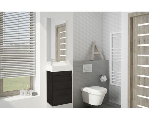 Salle de bain avec lavabo, armoire de toilette, WC et radiateur