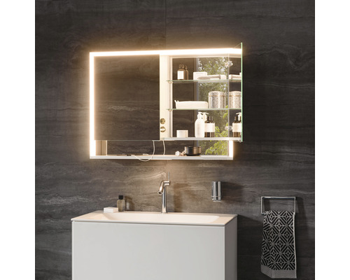 Badezimmer mit Waschbecken, Spiegelschrank mit Beleuchtung und offenem Fach