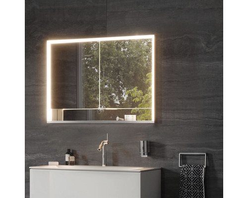 Salle de bains avec armoire de toilette éclairée, meuble sous-lavabo et robinetterie