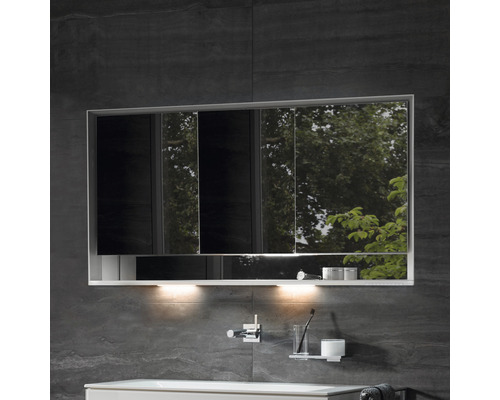 Badezimmer mit Spiegelschrank, Ablage und Beleuchtung