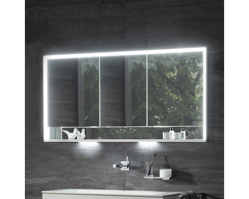 Beleuchteter Spiegelschrank im Badezimmer mit Regalen und Spiegeln