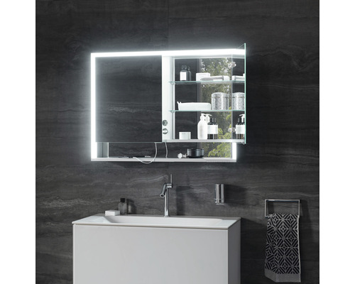 Badezimmer mit beleuchtetem Spiegelschrank, Waschtisch und Armatur