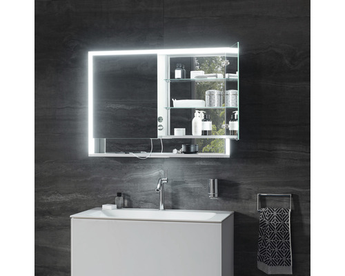 Salle de bains avec meuble sous-lavabo, robinet, porte-serviettes et armoire de toilette éclairée