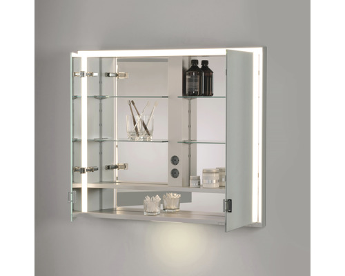 Armoire de toilette ouverte avec étagères en verre et éclairage dans la salle de bains