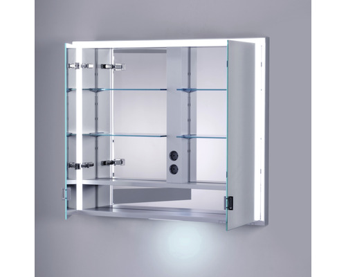 Armoire de toilette ouverte avec étagères en verre et éclairage