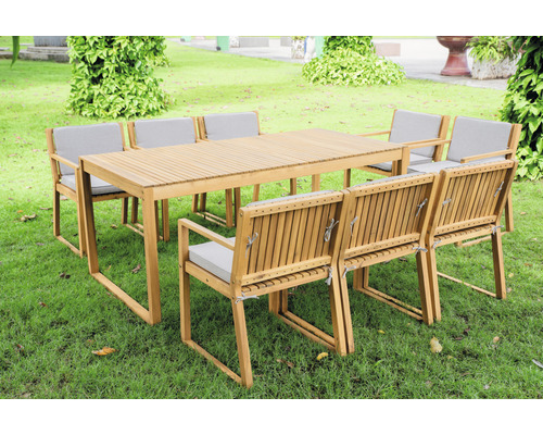 Gartengarnitur aus Holz mit Tisch und Stühlen im Außenbereich.