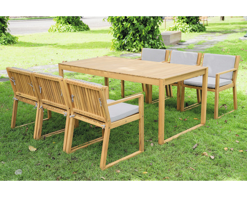 Gartentisch mit Stühlen aus Holz mit Auflagen auf Rasen