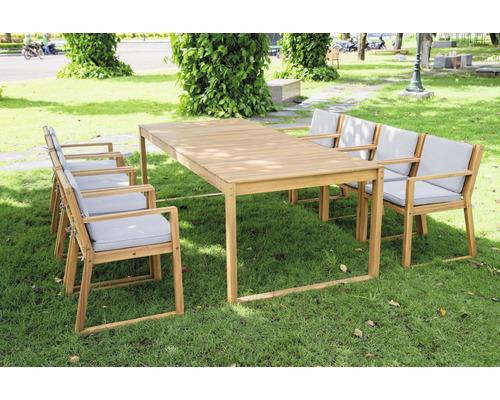 Gartentisch mit sechs Stühlen auf Rasen