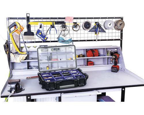 Établi avec étau, boîte à outils et outils