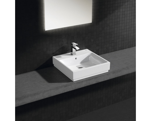 Vasque à poser carrée en céramique avec robinet et miroir dans la salle de bain