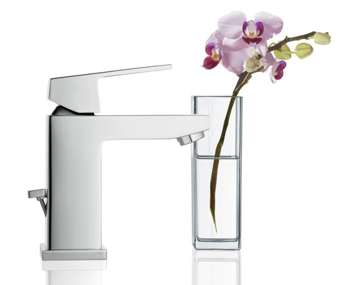 Mitigeur de lavabo chromé à côté d''un vase avec une orchidée