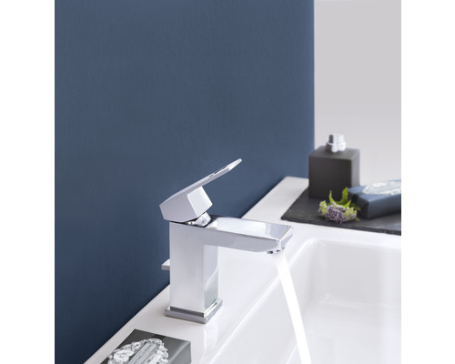 Robinet de lavabo brillant dans une salle de bain avec de l''eau courante