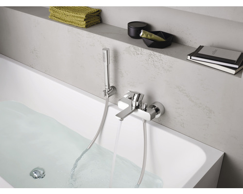 Scène de salle de bains avec baignoire, robinetterie et douchette