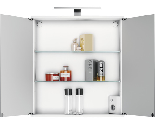 Geöffneter Spiegelschrank mit Glasböden und diversen Badartikeln