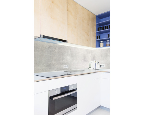 Scène de cuisine avec four intégré, plaque de cuisson, hotte aspirante, armoires de cuisine et évier