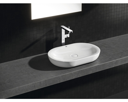 Ovales Aufsatzwaschbecken aus Keramik mit Armatur auf einer Ablage