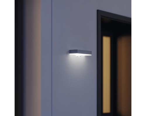 Applique murale rectangulaire sur un mur près d''une porte