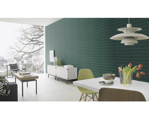 Salon avec mur de briques vertes, table à manger et fenêtre