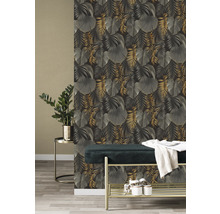 Raumansicht mit einer gemusterten Tapete mit botanischem Blattmotiv.
