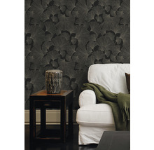 Wohnzimmer mit schwarzer Tapete mit Ginkgo-Blattmuster, Beistelltisch und Sofa