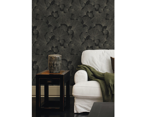 Wohnzimmer mit schwarzer Tapete mit Ginkgo-Blattmuster, Beistelltisch und Sofa