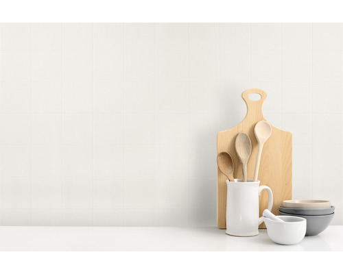 Revêtement mural PVC Ceramics Caserta 67,5x400 cm Scène de cuisine lumineuse avec mur carrelé, planche à découper, cuillères en bois et bols
