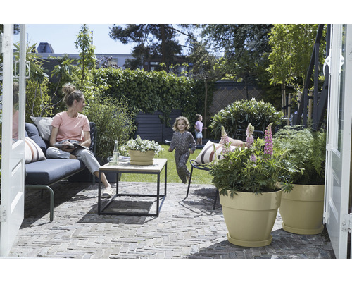 Jardin avec coin salon, table et cache-pots plantés