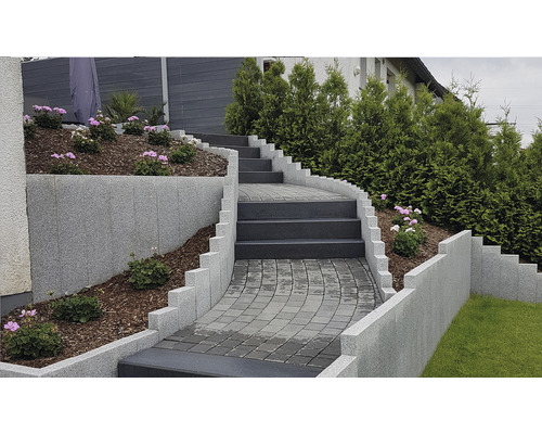 Escalier extérieur avec pavés, marches d''escalier et éléments de murs latéraux
