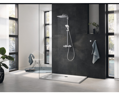 Salle de bains moderne avec cabine de douche, receveur de douche et robinetterie