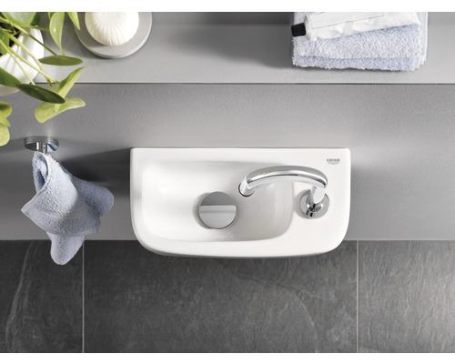 Photo d''une salle de bain avec une vasque à poser et un logo Grohe.