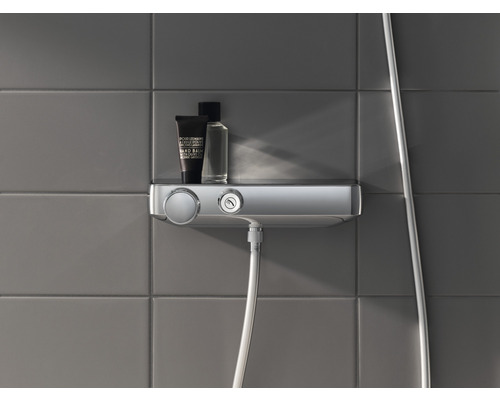 Thermostat de douche apparent avec étagère et ensemble de douche dans la salle de bain
