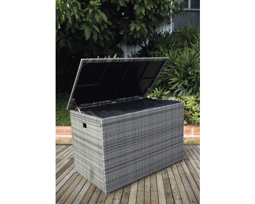 Garten Aufbewahrungsbox aus Rattan mit offenem Deckel auf einer Holzterrasse