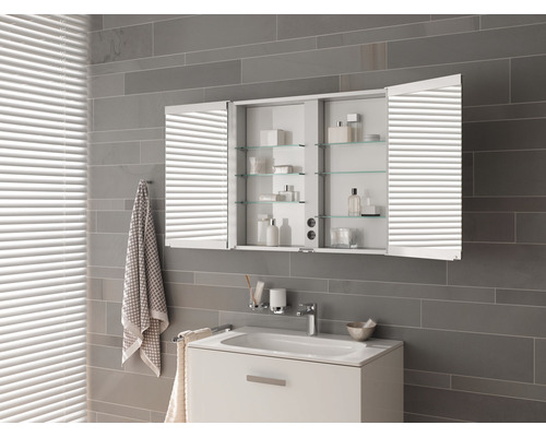 Badezimmer mit Waschbeckenunterschrank, Spiegelschrank und diversen Badutensilien